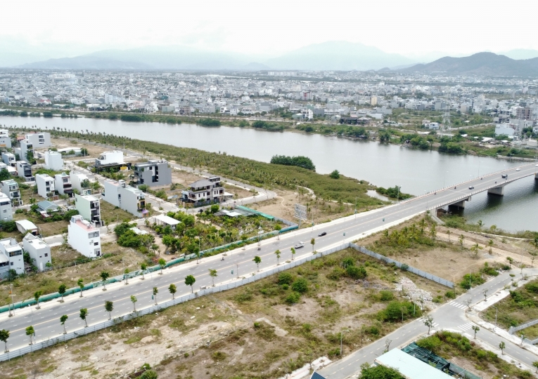 B2.14 lô 4x đường thông khu điện âm trái Nam Hòa Xuân